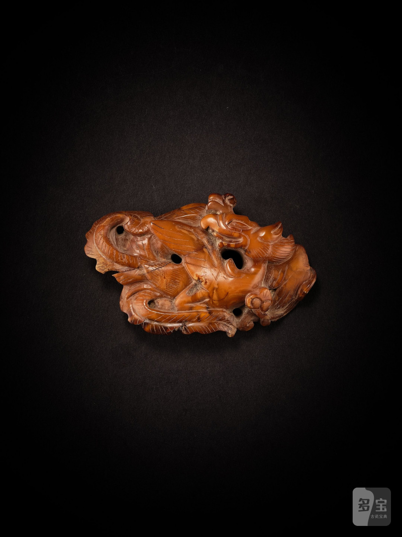 遼　琥珀鳳形飾 | AN AMBER CARVING OF A PHOENIX